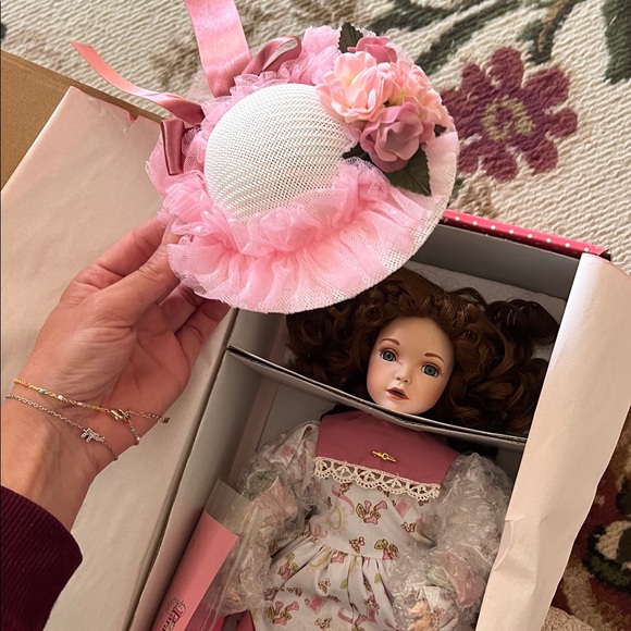 1994 Paradise Galleries Treasury Collection Musical Julie  In Box - Picture 2 of 5